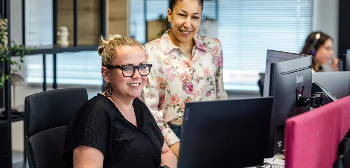 Twee medewerkers van Flexhub leggen uit wat de inlenersbeloning is en hoe je de inlenersbeloning toepast