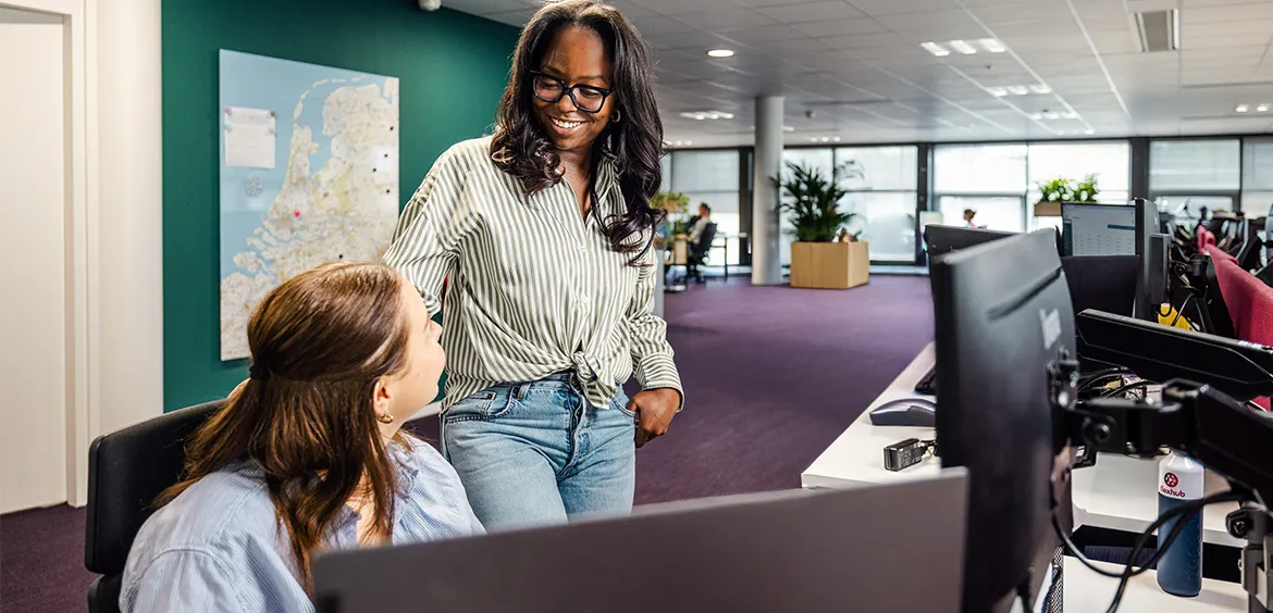 Nieuwe cao detachering wordt besproken door 2 medewerkers van Flexhub.