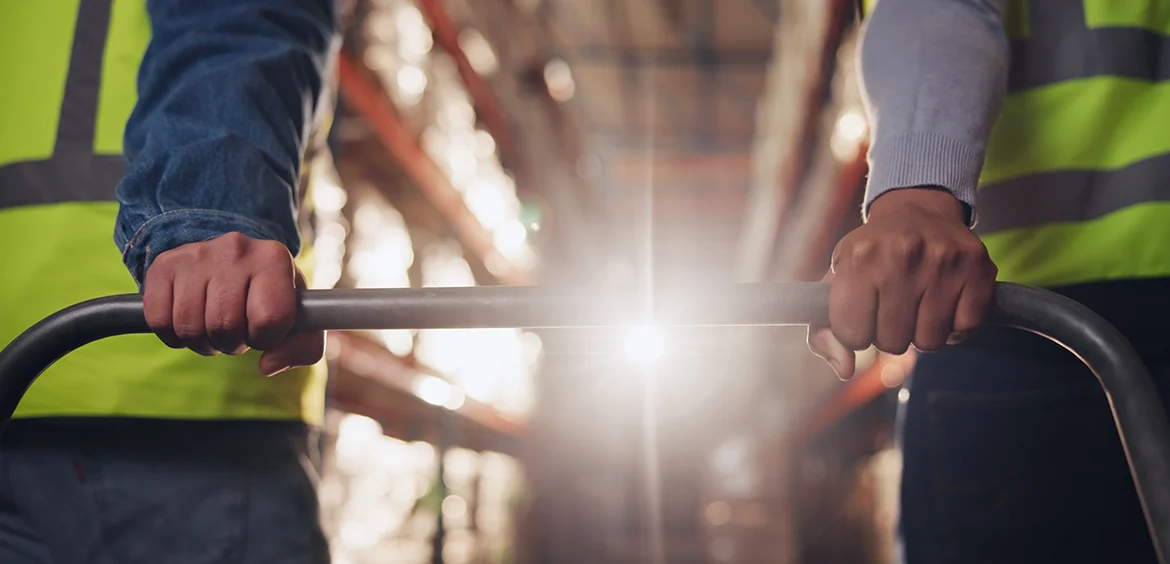 Werknemer op de werkvloer in een industriële omgeving, passend bij de Wet arbeidsmarkt in balans