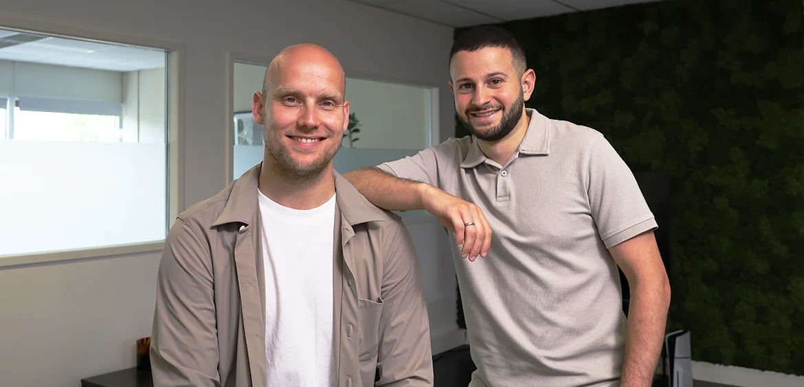 Twee mannen met ondernemend uiterlijk zijn trots op hun bedrijf Werkio