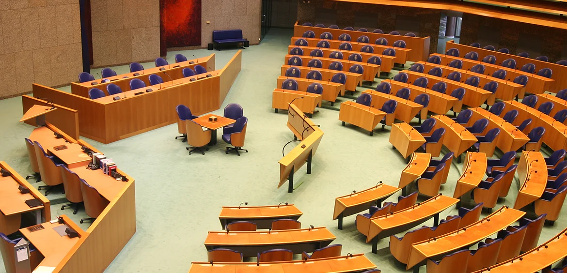 Lege zaal met stoelen van de Tweede kamer Den Haag. Symbool voor Coalitieakkoord 2026 en de impact op de flexbranche.