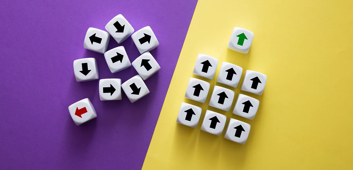 Twee vlakken met aan de ene kant rommelig verspreide blokjes en aan de andere kant de blokjes netjes geordend.