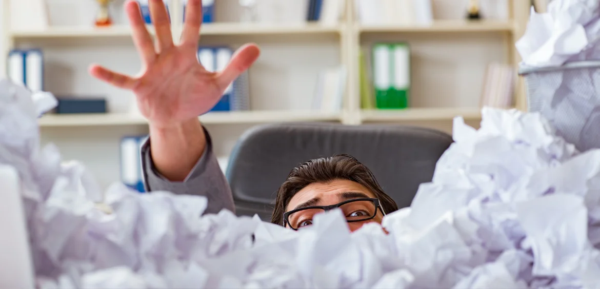 Man verdrinkt in papierwerk. Alle regels toepassen in de uitzendbranche kost hem zoveel tijd.