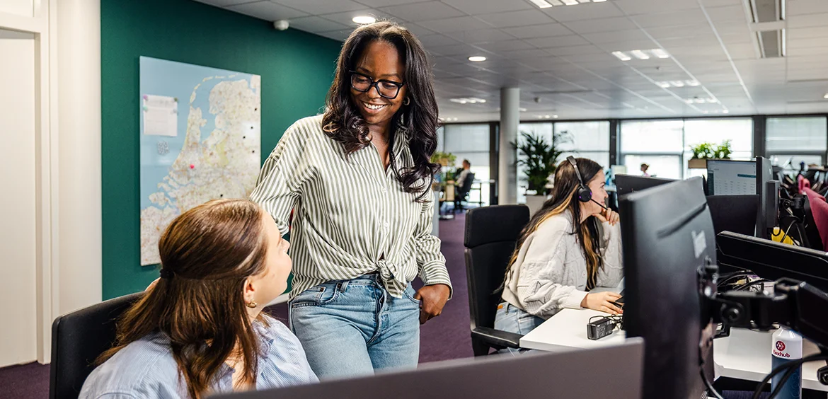Drie collega's werken achter computers. SNA-keurmerk halen voor de Wtta? Dit moet je nu doen volgens Flexhub.