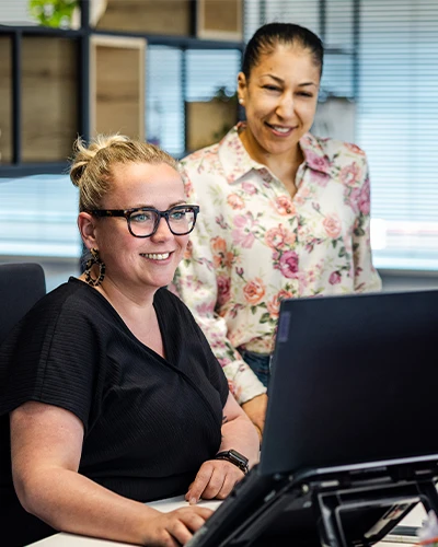 2 medewerkers kijken naar de kosten en tarieven van backoffice uitbesteden bij Flexhub
