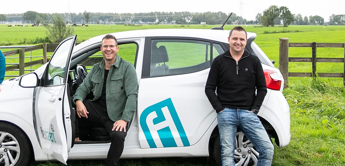 Eigenaren Flextalent4u bij bedrijfsauto op locatie – regionaal uitzendbureau arbeidsmigranten