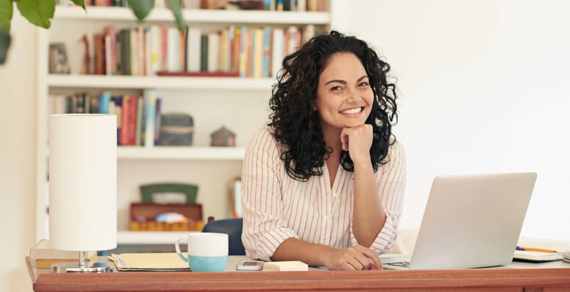 Zelfstandige vrouw werkt achter laptop aan bureau thuis kantoor zzp 2026