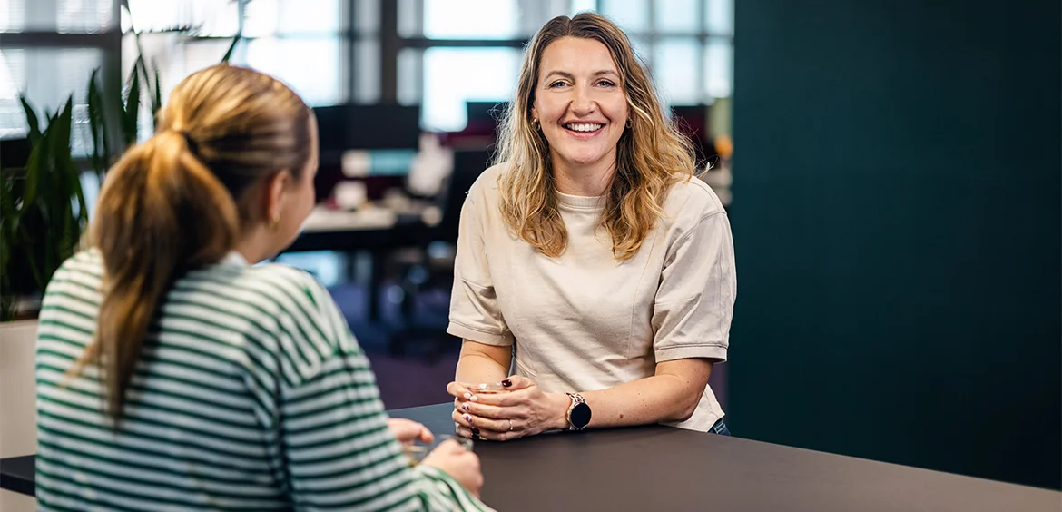Twee medewerkers van Flexhub bespreken wanneer backoffice uitbesteden interessant is voor een groeiend uitzendbureau.
