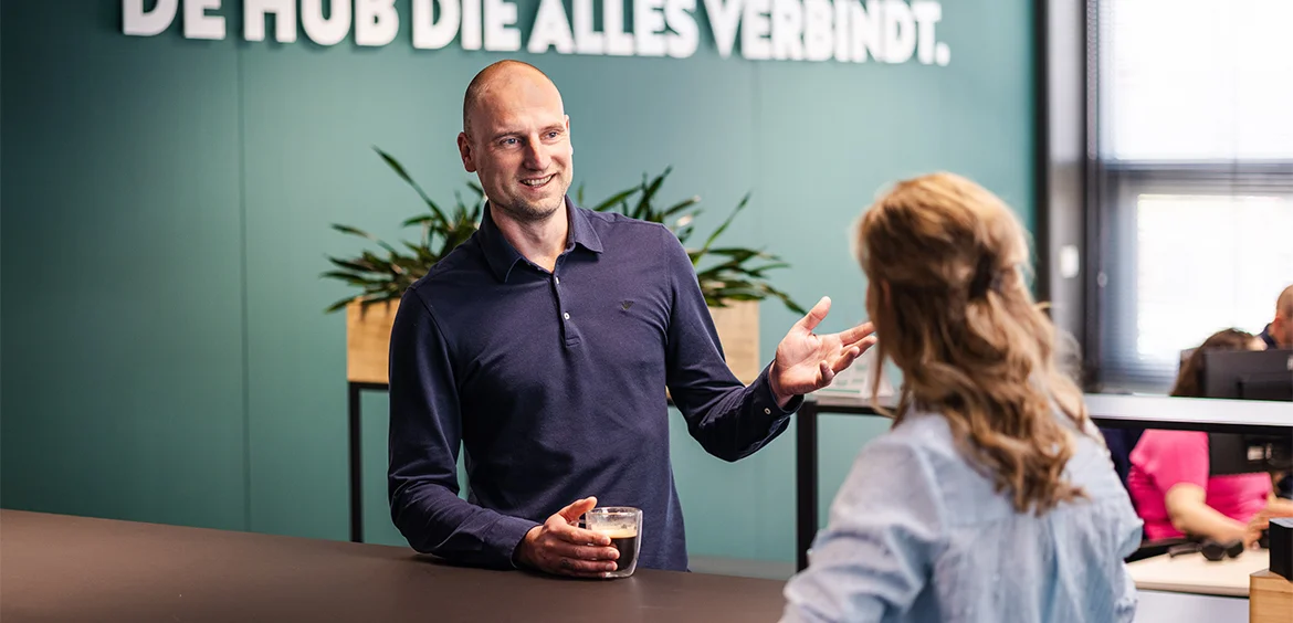 Twee IT-medewerkers van Flexhub werken aan veilige systemen voor backoffice uitbesteden