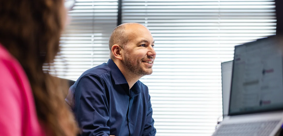 Medewerker van Flexhub tijdens een adviesgesprek over de VOG RP