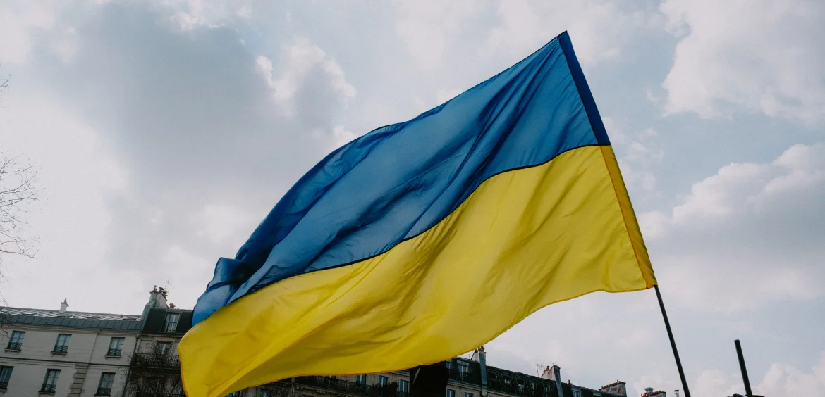 Oekraïense vlag bij artikel over Oekraïners in dienst nemen