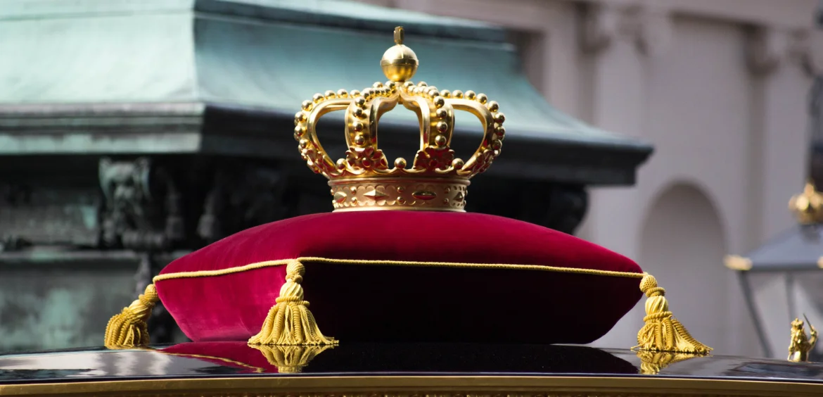 Gouden kroon op de koninklijke koets tijdens Prinsjesdag 2026