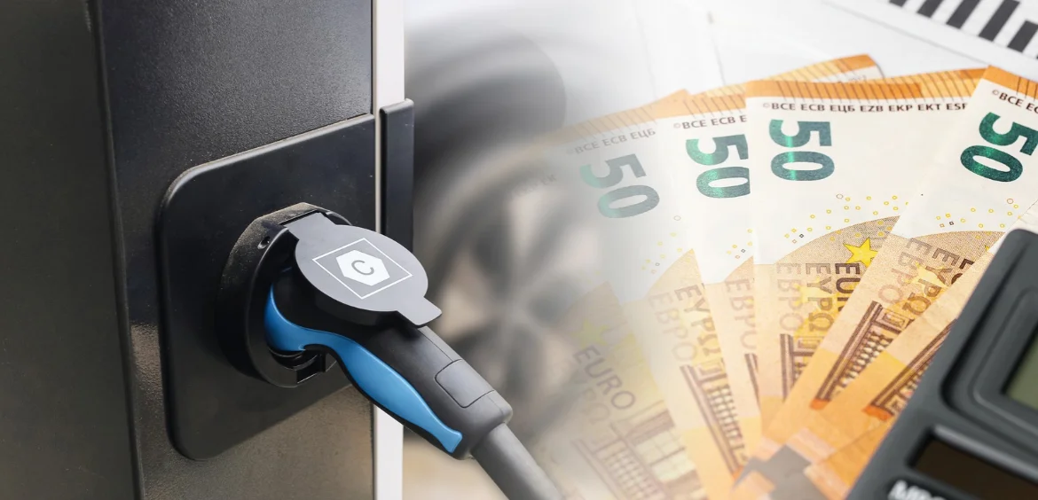 Laadstekker van een elektrische auto met eurobiljetten, als illustratie bij de pseudo-eindheffing vanaf 2027
