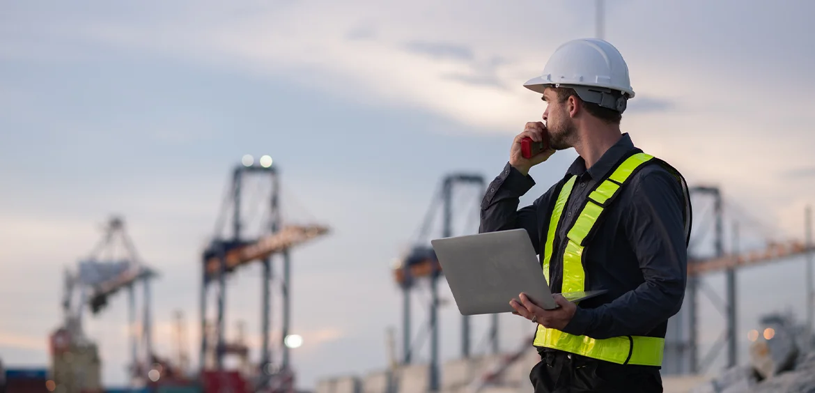 Inlener op een industriële werklocatie met laptop